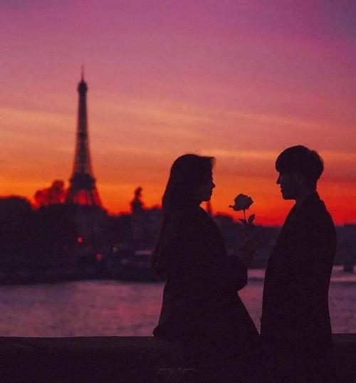 情侣一起看夕阳的图片 情侣并肩看夕阳的图片