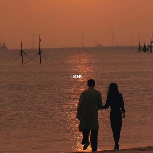 情侣一起看夕阳的图片 情侣并肩看夕阳的图片