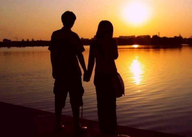 情侣一起看夕阳的图片 情侣并肩看夕阳的图片