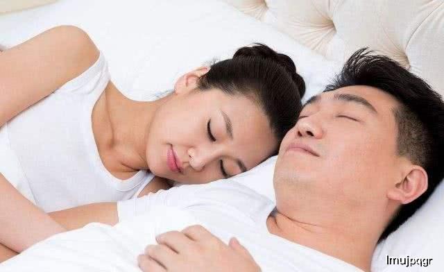 情侣裸睡图片 情侣的图片