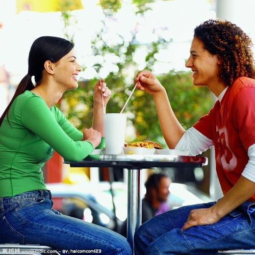情侣吃东西图片 情侣吃饭的图片