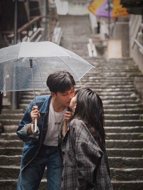雨天情侣图片 雨中情侣图片唯美