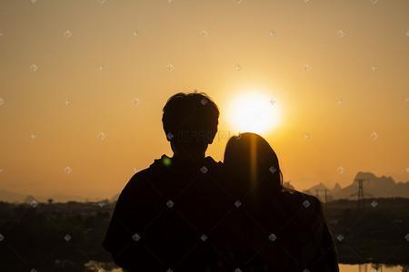 夕阳下情侣图片 浪漫夕阳图片唯美情侣