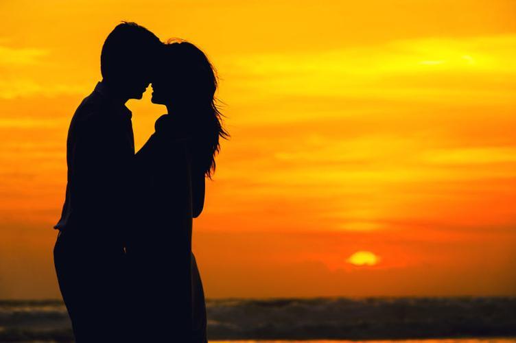 夕阳下情侣图片 浪漫夕阳图片唯美情侣