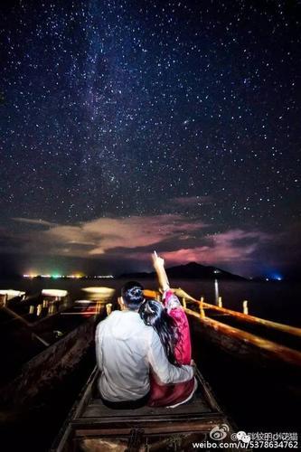 情侣看星星图片 情侣看星星看月亮图片
