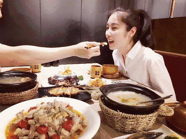 情侣搞笑动图 情侣对笑的图片