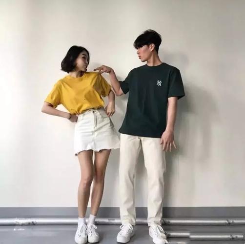 情侣穿一件衣服图片 情侣同穿一件衣服