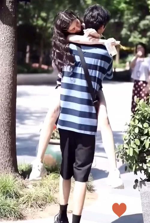 情侣穿一件衣服图片 情侣同穿一件衣服