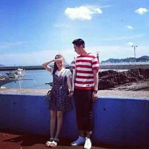 女生比男生高的情侣图 男女生一样高的情侣