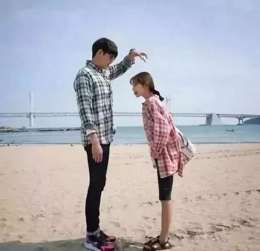 女生比男生高的情侣图 男女生一样高的情侣