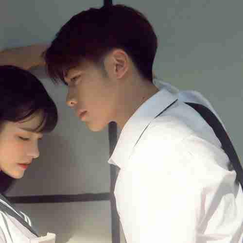 女生比男生高的情侣图 男女生一样高的情侣