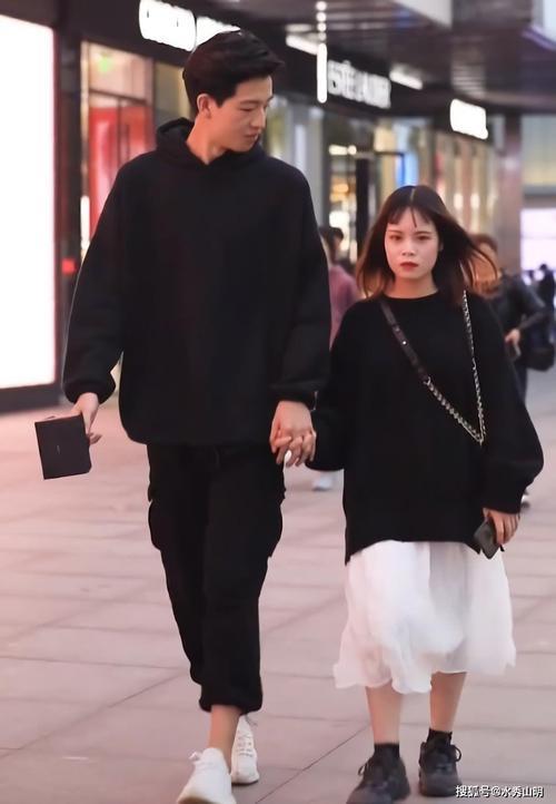 女生比男生高的情侣图 男女生一样高的情侣