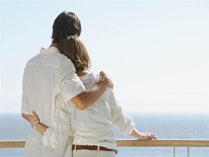 女生比男生高的情侣图 男女生一样高的情侣