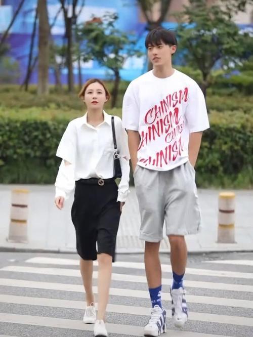 女生比男生高的情侣图 男女生一样高的情侣
