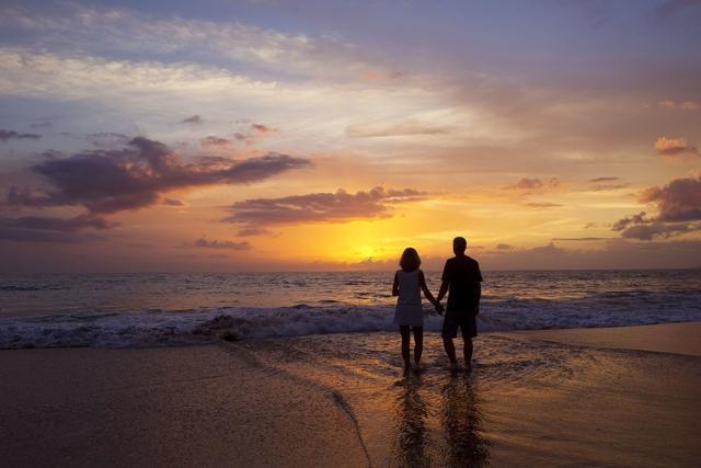 情侣携手看夕阳的图片 夕阳图片情侣