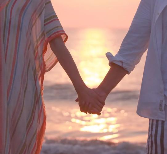 情侣携手看夕阳的图片 夕阳图片情侣