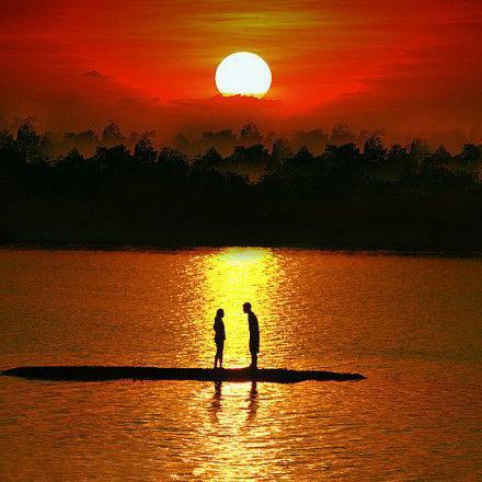 情侣携手看夕阳的图片 夕阳图片情侣