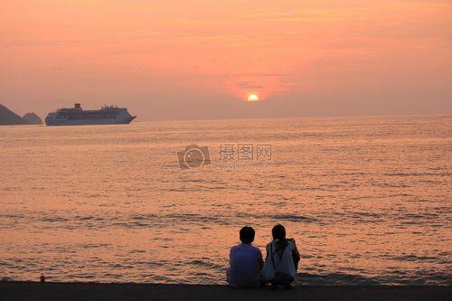 情侣携手看夕阳的图片 夕阳图片情侣