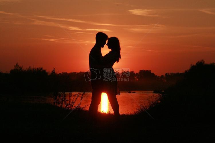 情侣携手看夕阳的图片 夕阳图片情侣