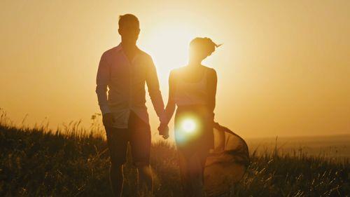 情侣携手看夕阳的图片 夕阳图片情侣