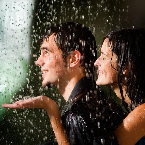 雨中情侣图片 雨中恋人图片