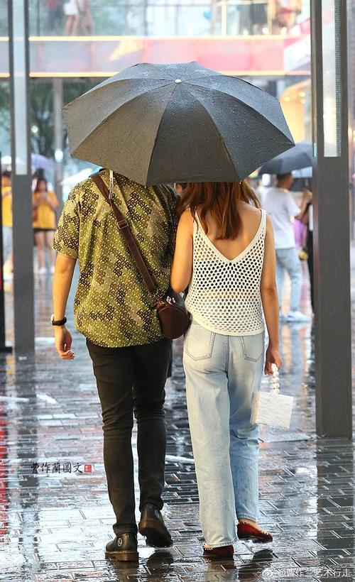 雨中情侣图片 雨中恋人图片