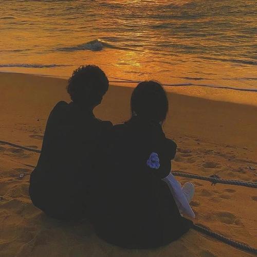 情侣黄昏图片唯美 黄昏下情侣相依相偎唯美图片