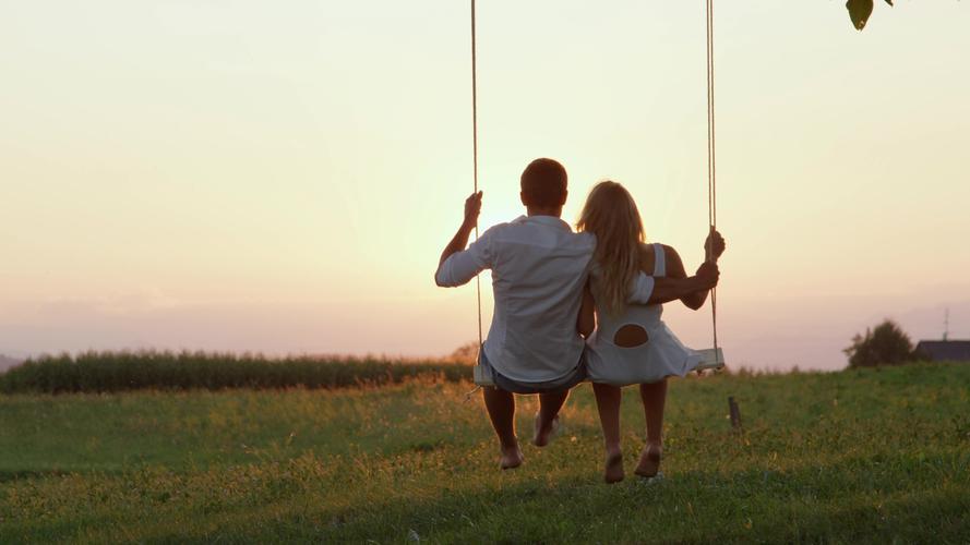 情侣荡秋千图片唯美 浪漫秋千图片唯美