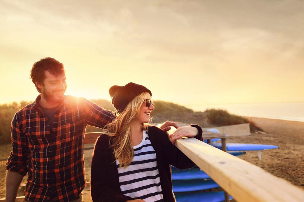 情侣看风景的图片 情侣背景图