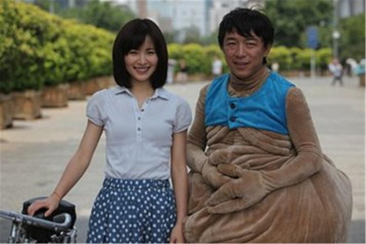 假装情侣图片 情侣穿情侣装的图片