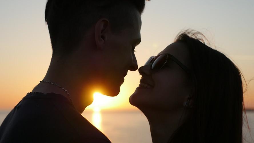 情侣深情对视图片 两人深情对视的图片