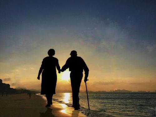 夕阳下的老人情侣图片 夕阳下的老夫妻背影图片