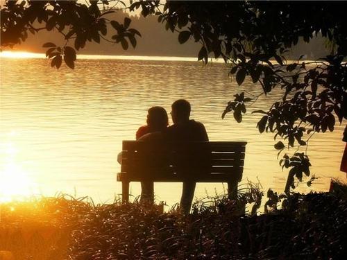 夕阳下的老人情侣图片 夕阳下的老夫妻背影图片