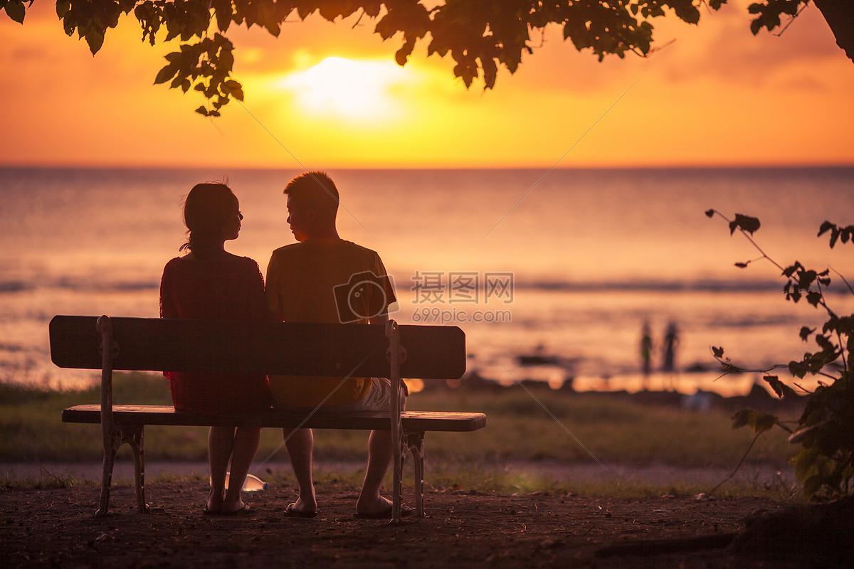 夕阳下的老人情侣图片 夕阳下的老夫妻背影图片