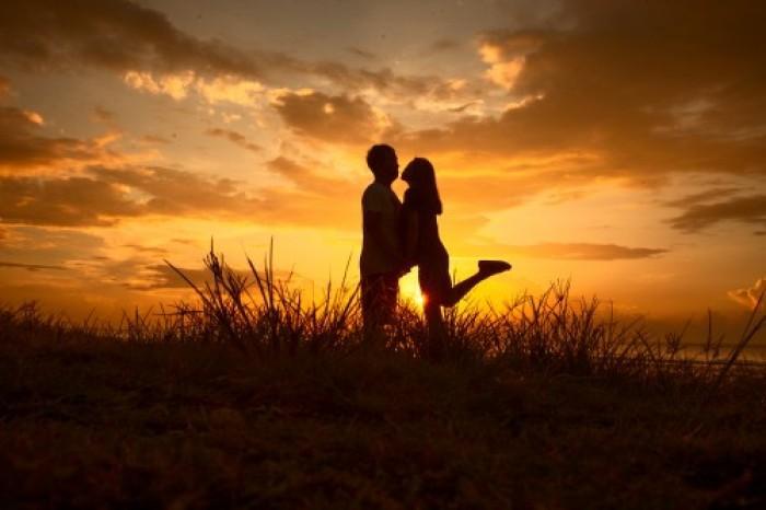 夕阳下的老人情侣图片 夕阳下的老夫妻背影图片