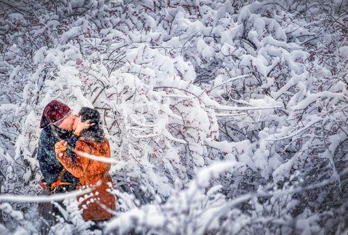 大雪中的情侣图片 下雪情侣的图片大全