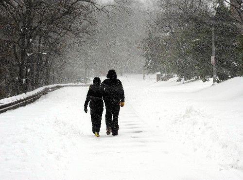 大雪中的情侣图片 下雪情侣的图片大全
