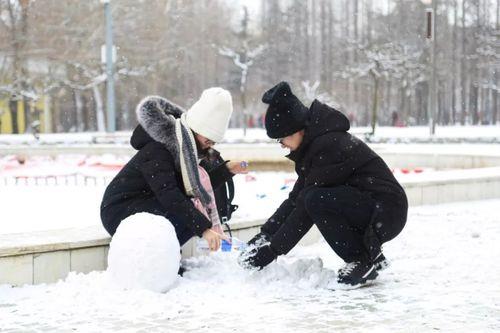 大雪中的情侣图片 下雪情侣的图片大全