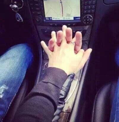 情侣十指紧扣的图片 情侣牵手图片十指紧扣