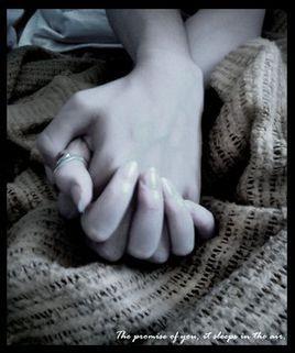 情侣十指紧扣的图片 情侣牵手图片十指紧扣