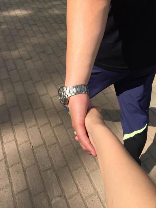 情侣十指紧扣的图片 情侣牵手图片十指紧扣