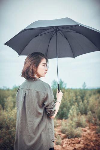 伞下情侣图片 情侣撑伞图片