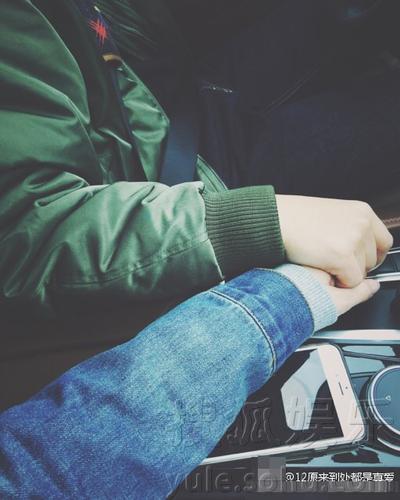 开车握手情侣图片大全 开车握手情侣真实照片