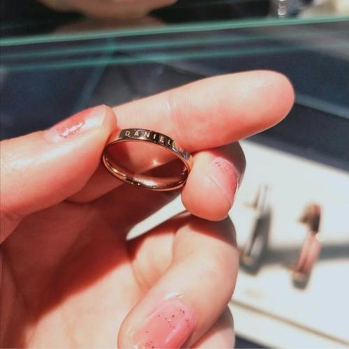 情侣对戒图片手指 情侣对戒牵手图片