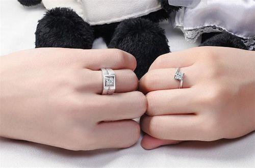 情侣对戒图片手指 情侣对戒牵手图片