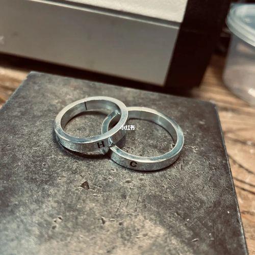 情侣对戒图片手指 情侣对戒牵手图片