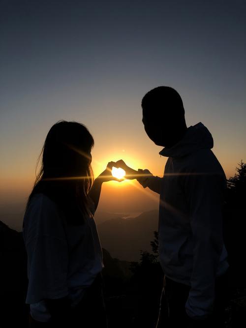 一对情侣在一起的图片 两个人在一起的图片情侣一人一张