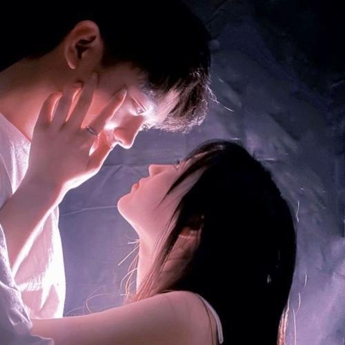 情侣亲热图 热恋情侣图片