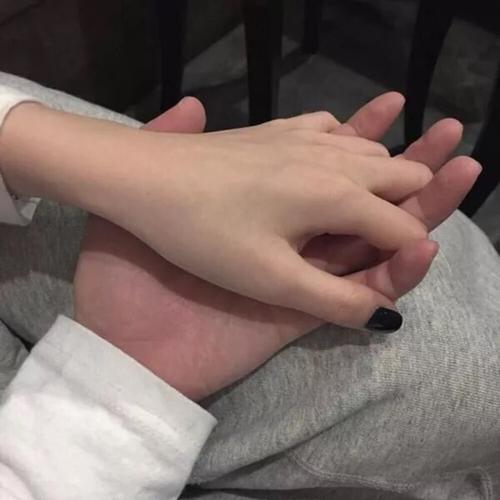 情侣两只手的图片 情侣一双手图片