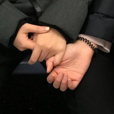 情侣两只手的图片 情侣一双手图片